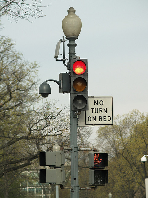 Eine Ampel mit 'No turn on red'-Schild